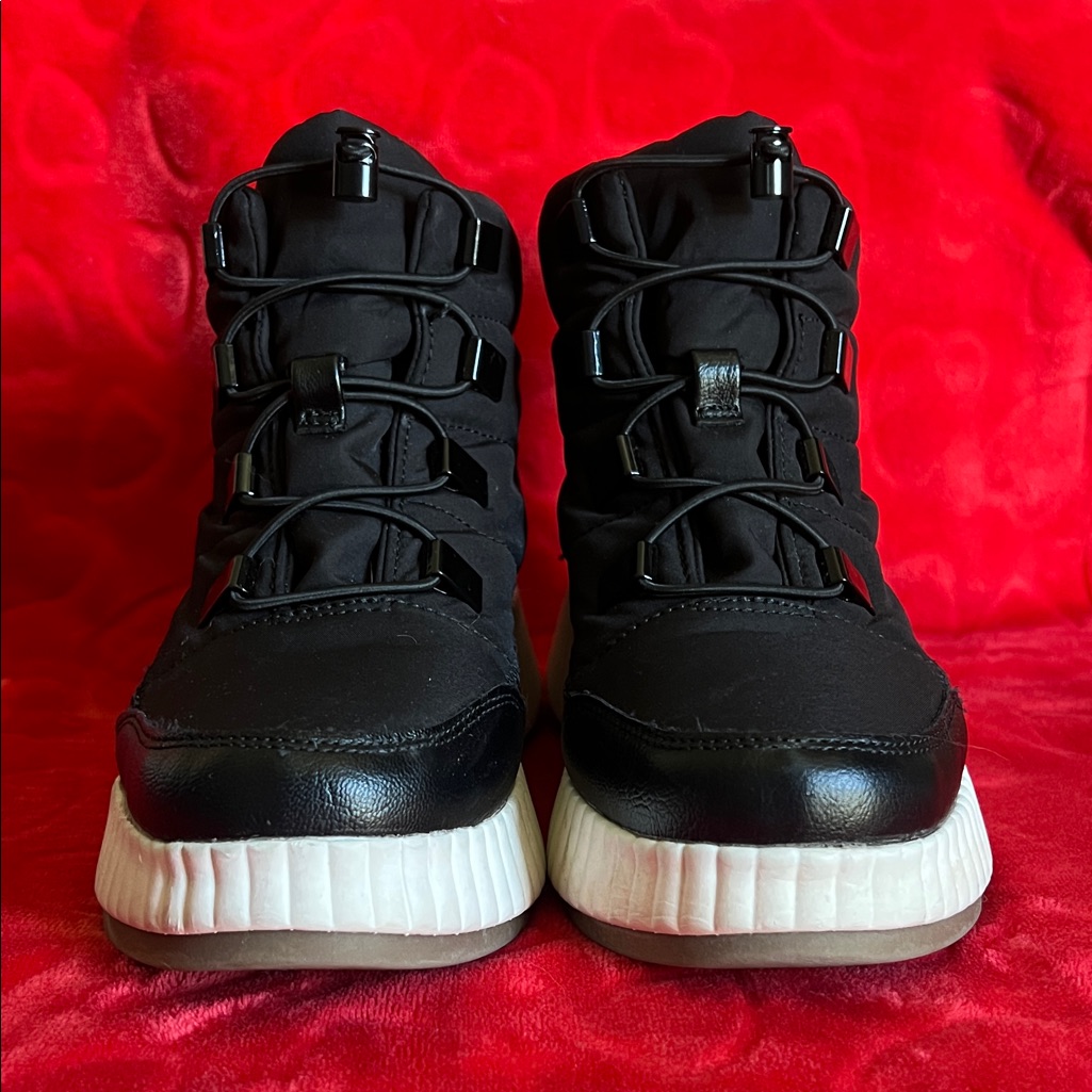 Falls Creek Black Ankle Boots With White Soles